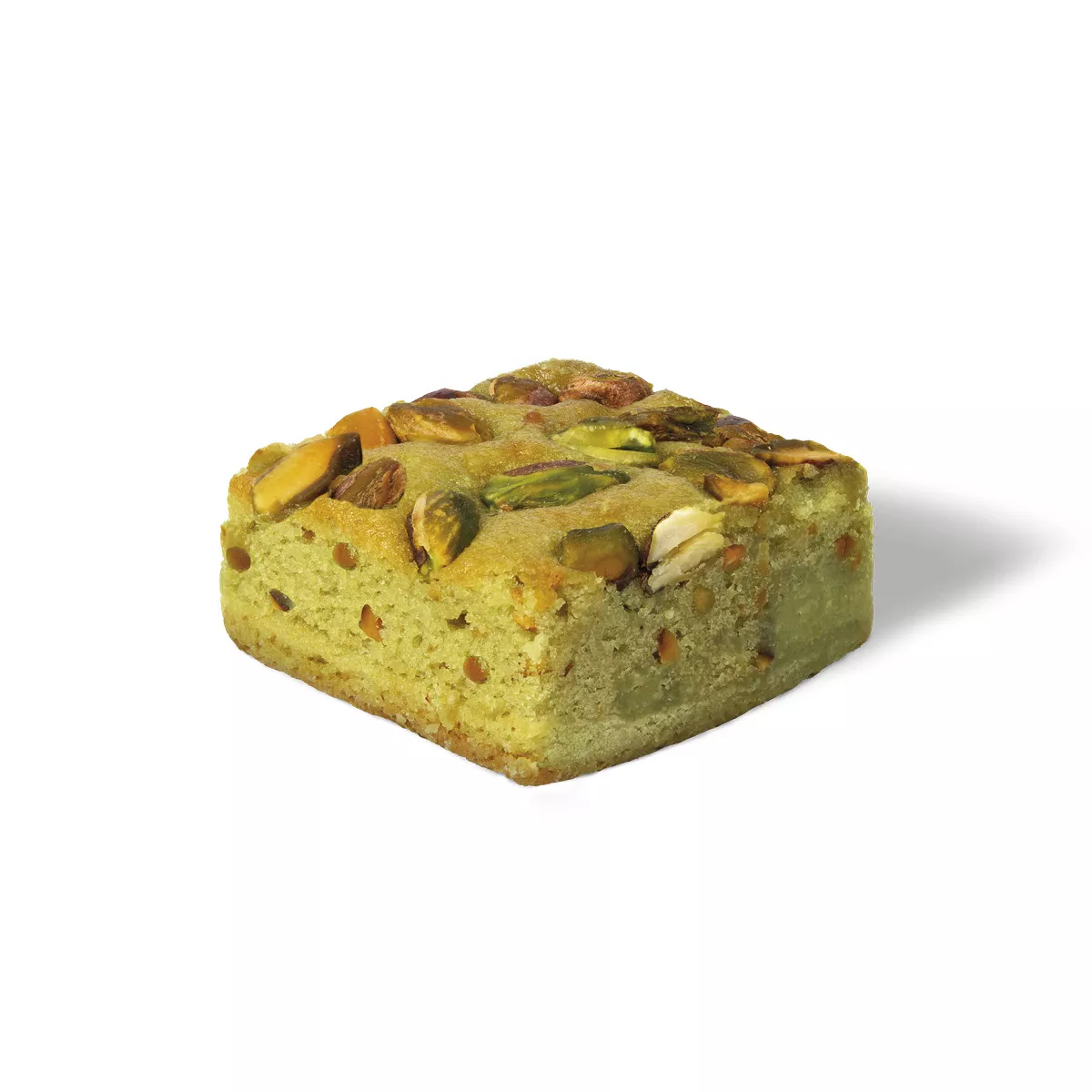 Gateau carré à la pistache sur fond blanc