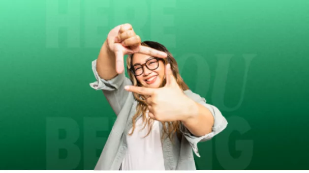 Une fille faisant un carré avec ses mains sur fond vert