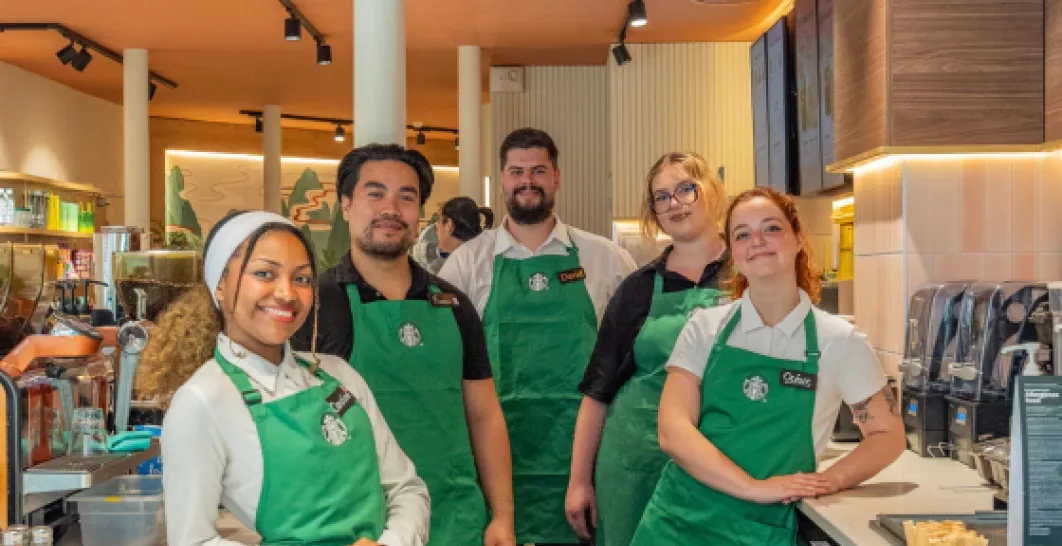 5 partenaires dans un Starbucks